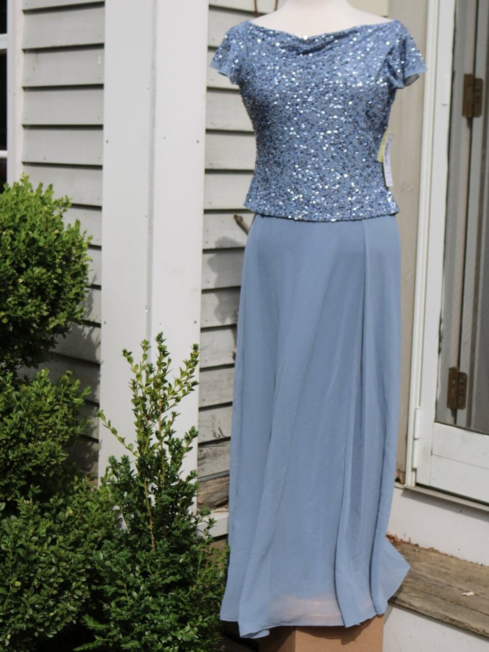 NEW JKARA Blue Sequin Top Flutter Sleeve Chiffon Bottom Formal Maxi Dress Sz 8P